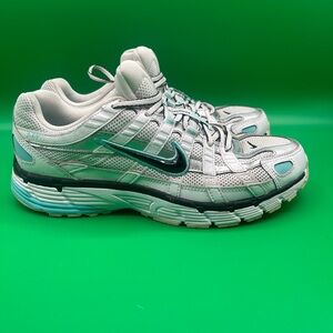 Nike Women's Silver and Teal Athletic Shoes